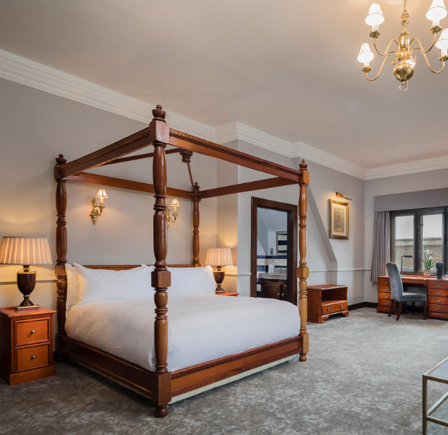 FOUR POSTER ROOM