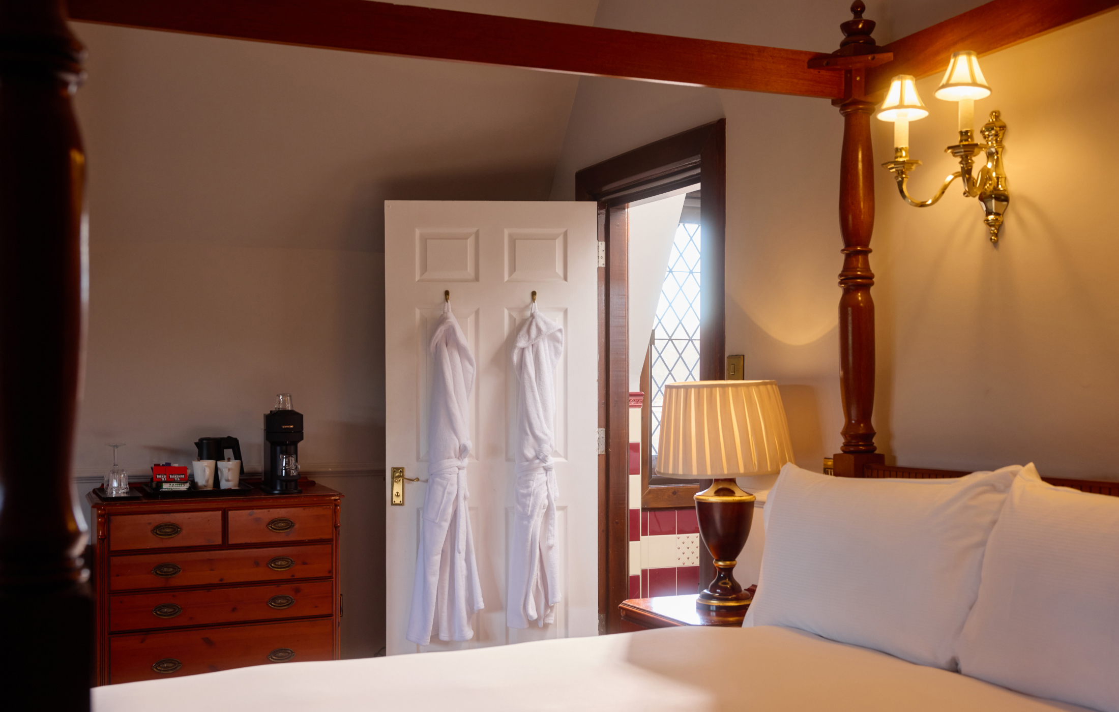 Four Poster 8