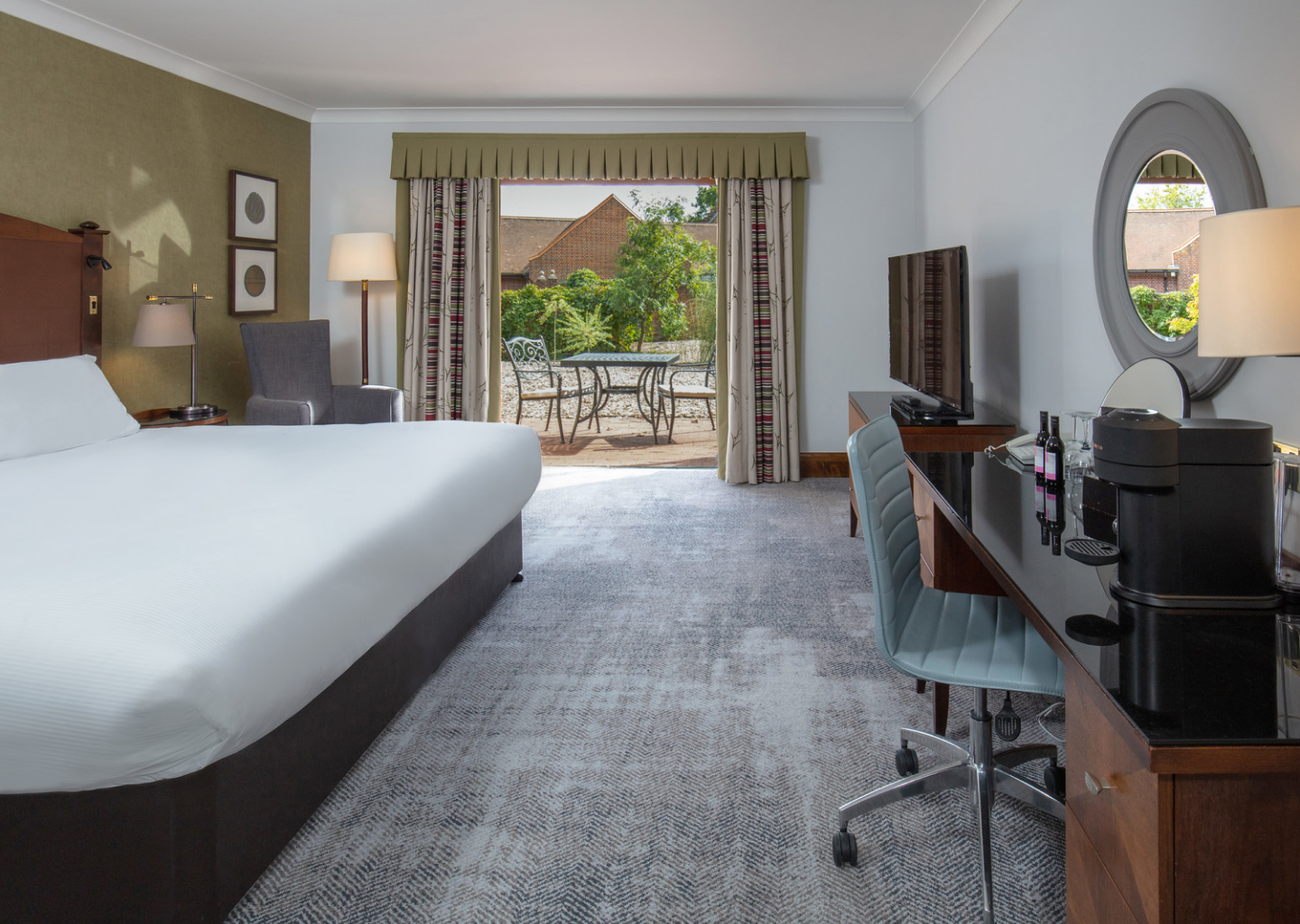 ROOMS & SUITES